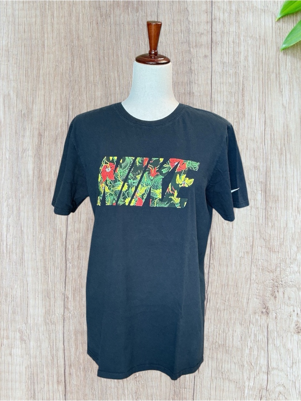 Nike Men’s Black Crew Tee with Tropical Floral Logo size- M